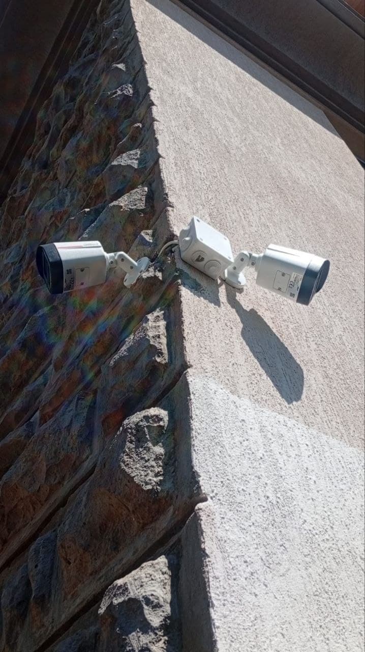PTZ dome + bullet on gate pillar — 360° entry coverage